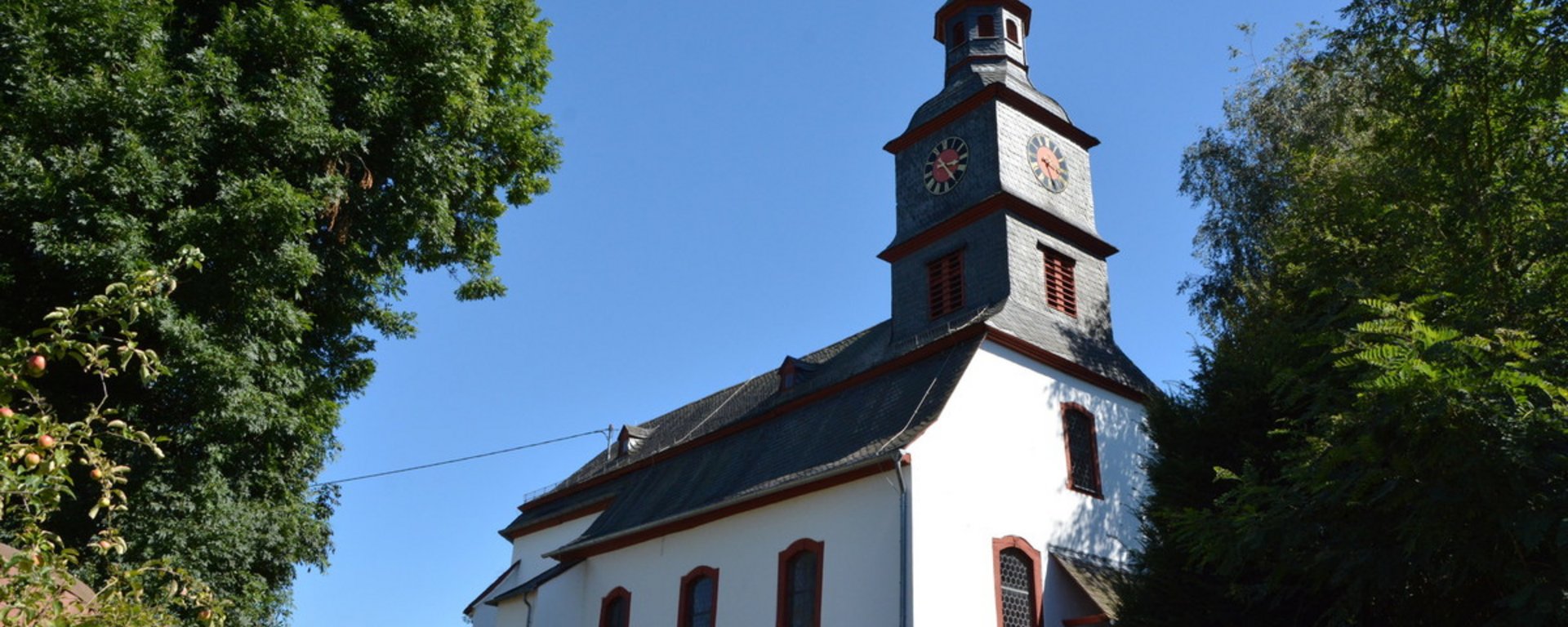 Das Bild ist ein Foto von einer Kirche